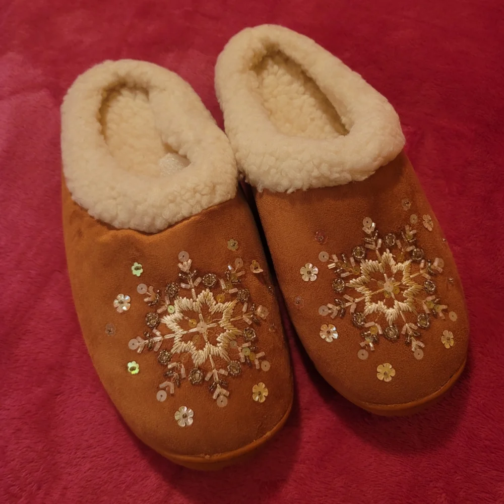 Snowflake Slippers Size Large (9-10) - Picture 1 of 6